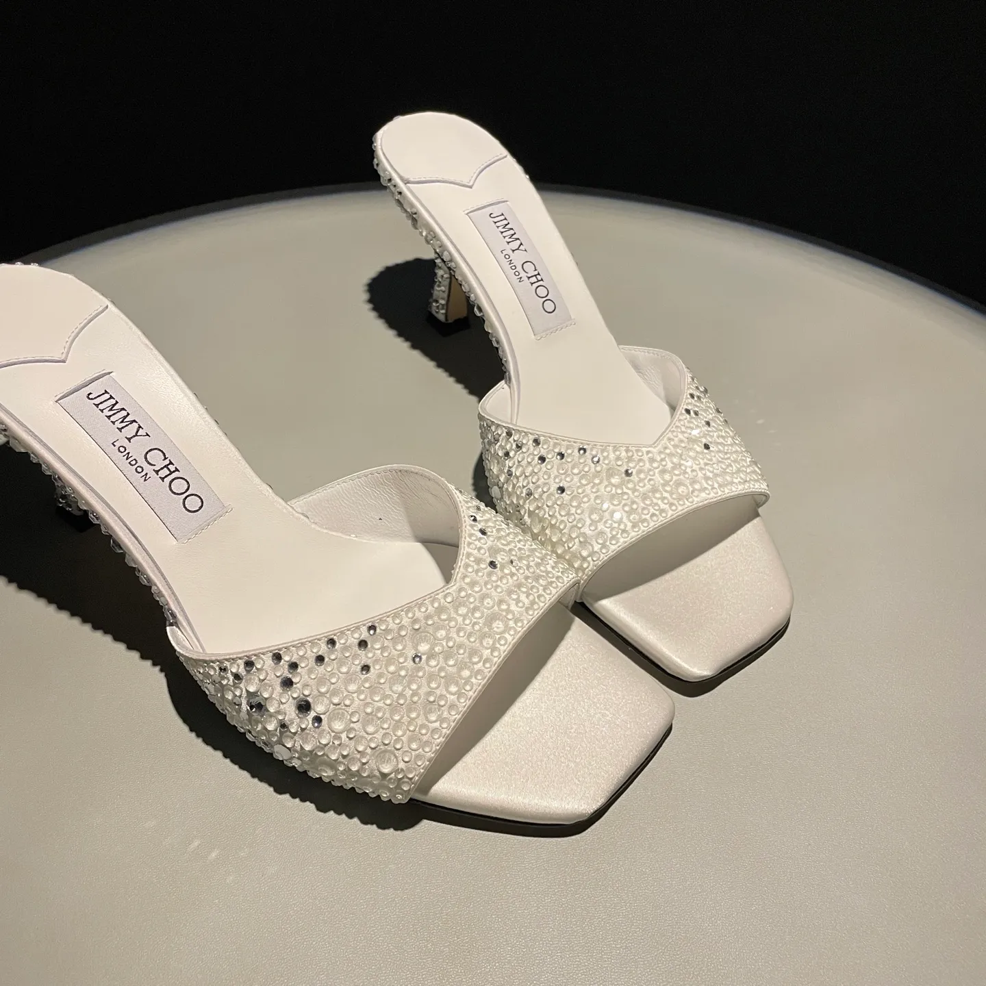 👟👟Ex-factory price 640👟👟 JIMMY CHOO A pair of high heels that can conquer all men👠Easy to wear and versatile, a must-have item for the annual meeting🥂Bilng Bilng is so beautiful that no one can breathe. Material: silk hot diamond gradient champagne color🍸Sheepskin lining Italian leather outsole 2 colors for sale: champagne white Size: 34-40 (41 42 43 (Customized)) Height 7cm, packed at the same time at the counter!